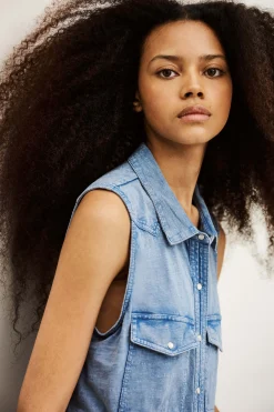 ILONA< Hot